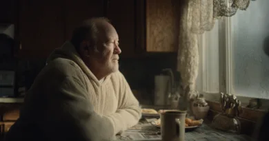 En medelålders man sitter vid köksbordet med en kopp kaffe och blickar ut genom fönstret. Den mjuka belysningen skapar en lugn atmosfär. Midcent erbjuder insikter om livets reflektioner och mänskliga känslor.Kategori: Samhälle.