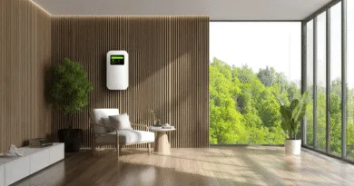 Midcent: Modernt vardagsrum med stort fönster, naturutsikt och elegant inredning. Inbyggd teknik på väggen för smart hemstyrning skapar harmonisk atmosfär. Ljusa träytor kompletterar den minimalistiska estetiken. Kategori: Inredning och teknik.