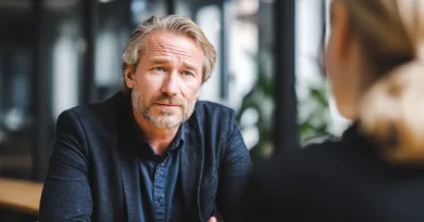 Midcent erbjuder insikter om affärskommunikation med fokus på professionella möten. En vuxen man.Kategori: Samhälle.