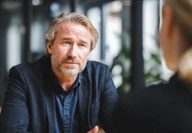 Midcent erbjuder insikter om affärskommunikation med fokus på professionella möten. En vuxen man.Kategori: Samhälle.