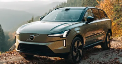 Volvo SUV parkerad i en naturskön miljö, omgiven av höstlöv och bergslandskap. Den moderna designen och panoramavyen