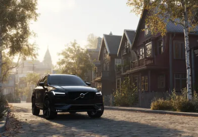 Midcent: En elegant svart SUV står parkerad på en pittoresk gata omgiven av charmiga hus och höstlandskap i morgonljuset. Harmonisk balans mellan natur och urban stil.Kategori: Resa.