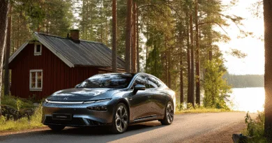 Midcent: Elektrisk bil vid en sjö, omgiven av nordisk skog och en typisk röd stuga, fångar essensen av hållbarhet och modern design. Perfekt för den som söker naturupplevelser med stil. Kategori: Resa.
